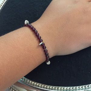 Stretchy bracelet in ruby red with silver hearts